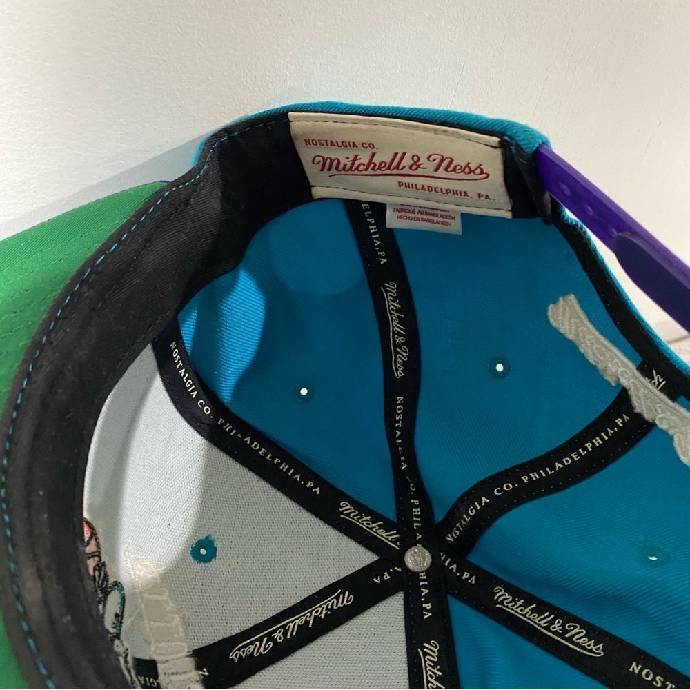 Vintage Mitchell & Ness Charlotte Hornets SnapBack Hat - Picture 6 of 6